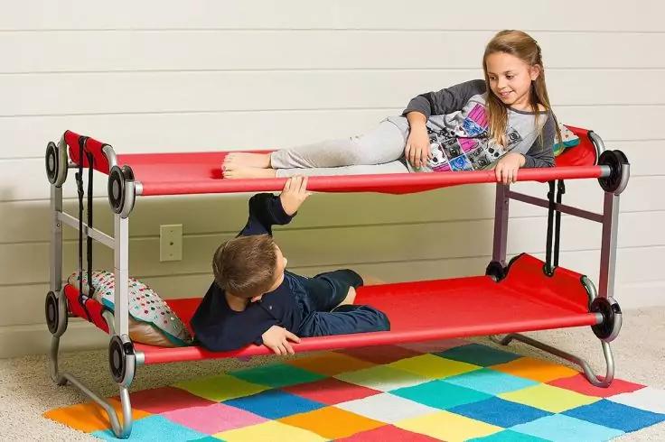 rotes Doppelbett mit 2 Kindern