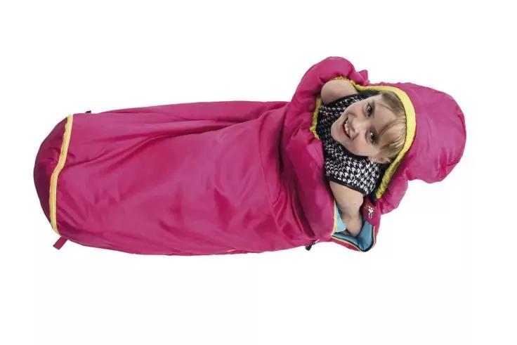 Kind in rotem Schlafsack