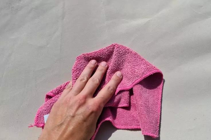 Zeltstoff wird mit Tuch gereinigt