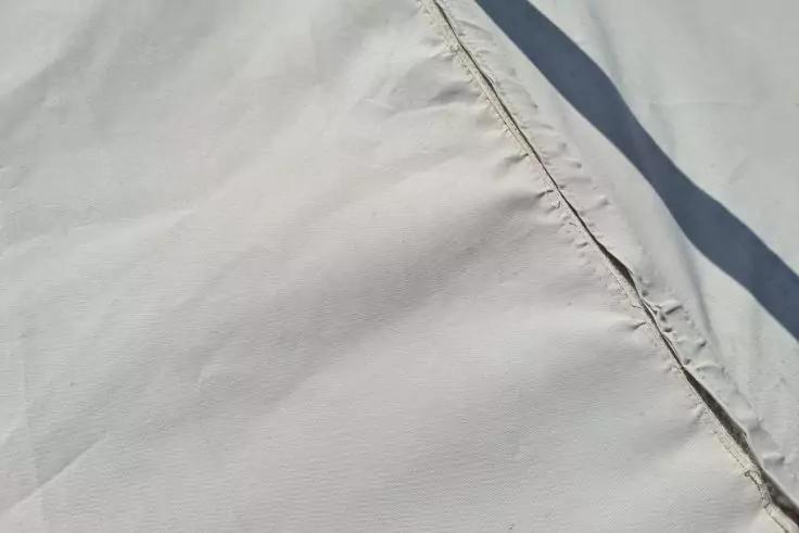 heller Zeltstoff im Sonnenlicht