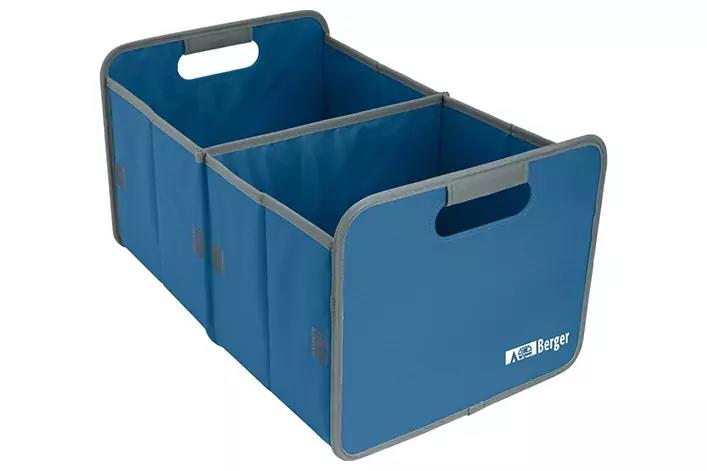 Blaue, rechteckige, faltbare Stoffbox mit drei F&auml;chern, grauen Kanten, ausgeschnittenen Tragegriffen an den Enden und kleinem wei&szlig;en Logo unten rechts