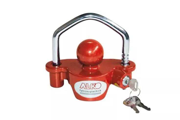 Rotes Anhängerschloss mit verchromtem Bügel, sichtbares AL-KO-Logo und zwei Schlüssel im Zylinder