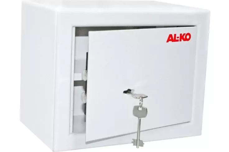 Weißes rechteckiges Metallgehäuse mit leicht geöffneter Tür, eingestecktem Schlüssel im Zylinderschloss, rotem 'AL-KO'-Logo oben rechts und sichtbaren Inneneinlagen