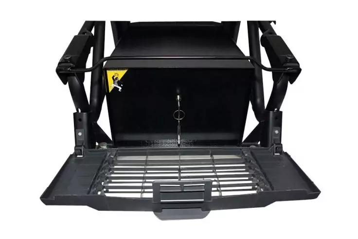 Schwarzer rechteckiger Kasten mit heruntergeklappter Vorderseite, sichtbaren Metallstreben und Griff, auf weißem Hintergrund