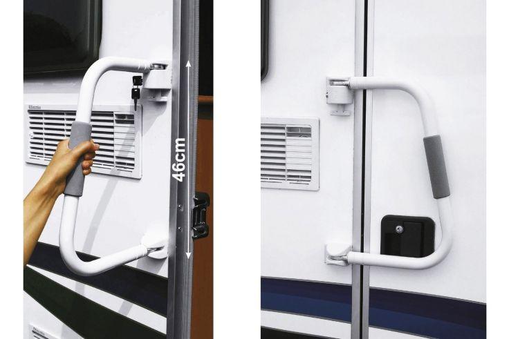 Zwei nebeneinander angeordnete Fotos: links eine Hand greift einen weißen Haltegriff an der Tür eines Wohnmobils, neben dem Türrahmen steht "46cm"; rechts derselbe weiße Haltegriff mit grauen Schaumgriffen an der Tür, ein Belüftungsgitter und ein sch