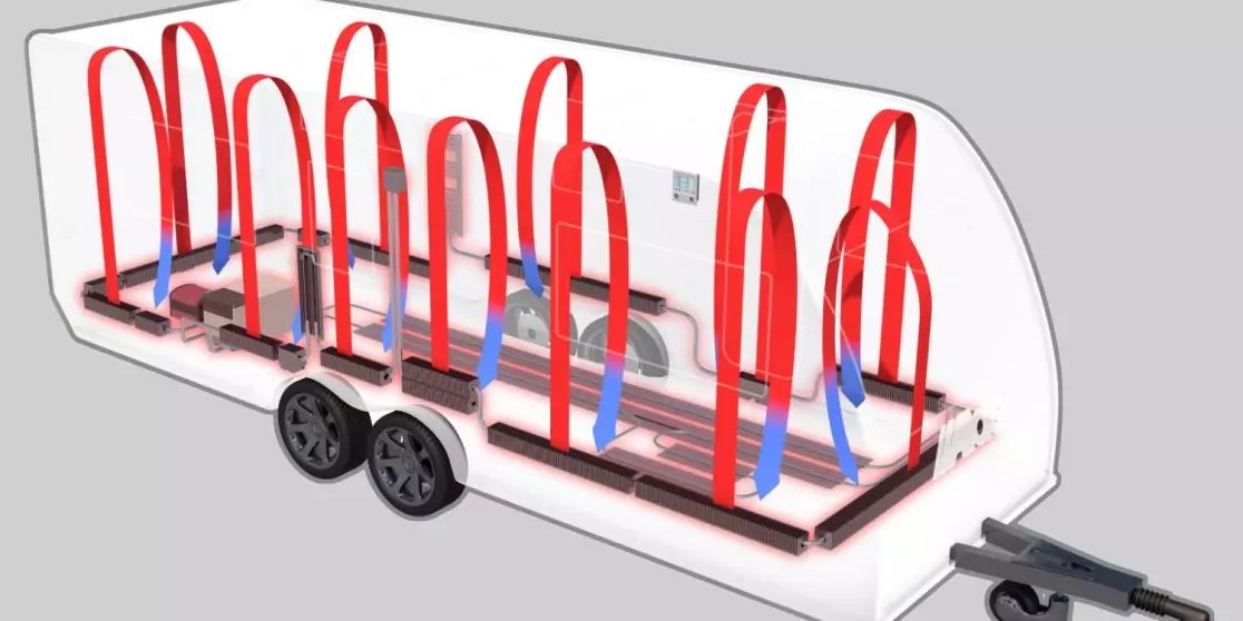 Wei&szlig;er Anh&auml;nger mit offenem Innenraum, Holzboden, mehrere rote gebogene Metallb&uuml;gel mit blauen Spannb&auml;ndern, zwei schwarze R&auml;der, Anh&auml;ngerkupplung vorne