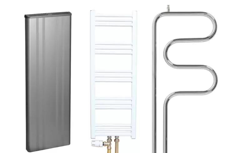 Drei vertikale Gegenst&auml;nde nebeneinander vor wei&szlig;em Hintergrund: links ein hoher silberner rechteckiger Metallkasten; in der Mitte ein wei&szlig;es, leiterartiges Gestell mit mehreren horizontalen Stangen und sichtbaren Anschlussarmaturen unten; rechts ein