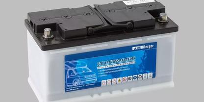 Wei&szlig;e Batterie mit schwarzem Deckel, blauem Etikett mit Auto-Symbol, zwei Metallpolschrauben oben, auf hellgrauem Hintergrund