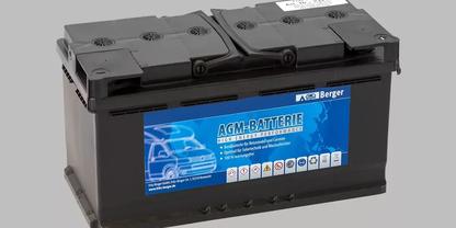Schwarze Autobatterie mit blauem Etikett mit der Aufschrift "AGM-BATTERIE", zwei Polklemmen oben, grauer Hintergrund