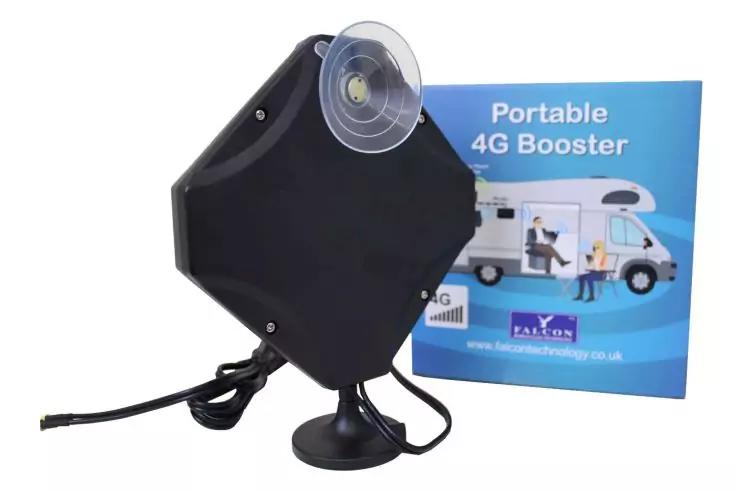 Zwart apparaat met zuignapantenne, aangesloten kabel en blauwe doos met tekst 'Portable 4G Booster' en illustratie van een camper en mensen