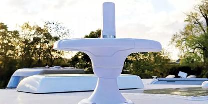 Wei&szlig;es T-f&ouml;rmiges Ger&auml;t auf dem Bootsdach, weitere wei&szlig;e Aufbauten, B&auml;ume und Himmel im Hintergrund