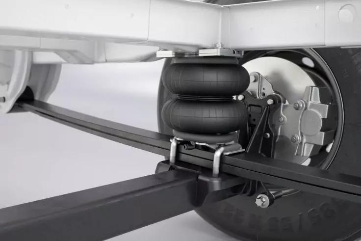 Rad mit Bremstrommel, Blattfeder, Gummiluftfeder (Balgen), Metallbefestigungen und Achsrahmen