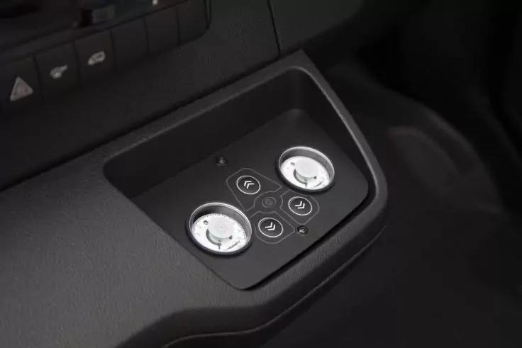 Schwarzes Kunststofffach mit zwei runden Metallkn&ouml;pfen und drei kleinen runden Tasten