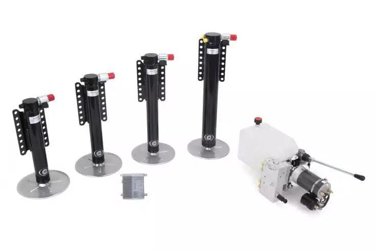 Vier schwarze St&uuml;tzen mit runden Bodenplatten und gelochten Halterungen, ein wei&szlig;es Geh&auml;use mit angebautem schwarzem Motor und Hebel sowie ein kleines graues Metallteil auf wei&szlig;em Hintergrund