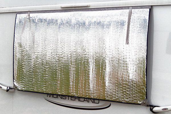 Thermovorhang außen an einem Wohnwagenfenster