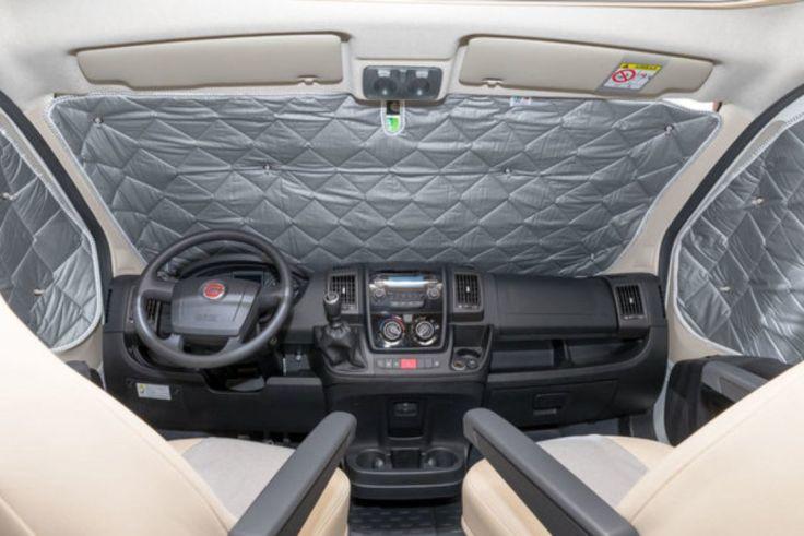 Frontscheiben eines Vans sind mit Thermofolie verhängt.