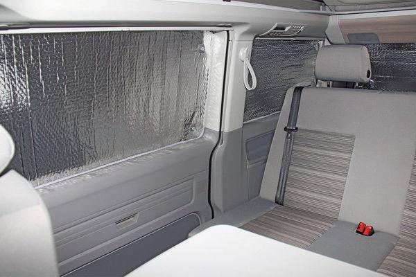 Seitenscheiben eines Vans sind mit Thermovorhang verhängt