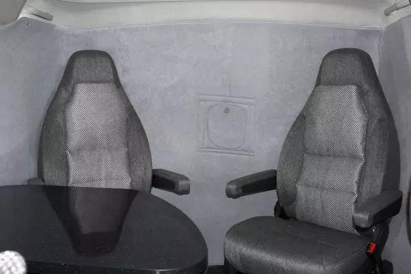 Blick ins Fahrerhaus eines Wohnmobils, welches mit Thermovorhang verschlossen ist