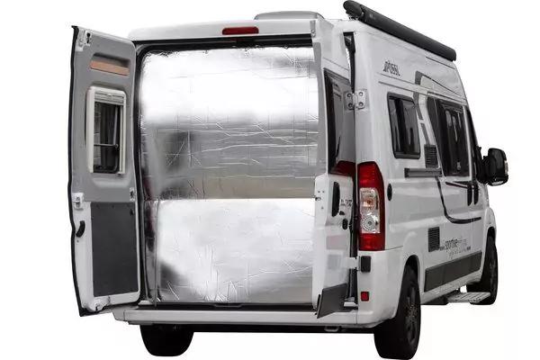 Van mit geöffneten Hecktüren