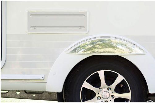 Detailansicht auf das verschlossene Lüftungsgitter eines Wohnwagens