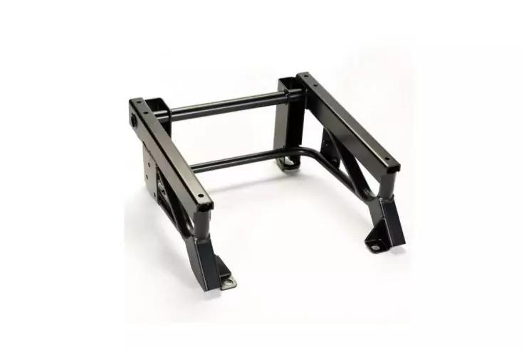 Schwarzer metallischer Rahmen mit zwei seitlichen St&uuml;tzarmen und zwei quer verlaufenden Rundst&auml;ben, freistehend auf wei&szlig;em Hintergrund