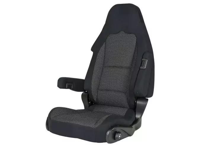 Ein einzelner dunkler Stoffsitz mit hoher R&uuml;ckenlehne, integrierter Kopfst&uuml;tze, einer Armst&uuml;tze und einem seitlichen Einstellrad