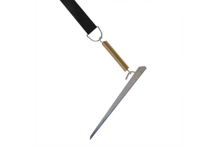 Schwarzer Gurt mit Metallring, daran ein goldfarbener zylindrischer Metallverbinder, verbunden mit einem langen silbernen, flachen, spitz zulaufenden Metallstift mit kleiner Ringschlaufe