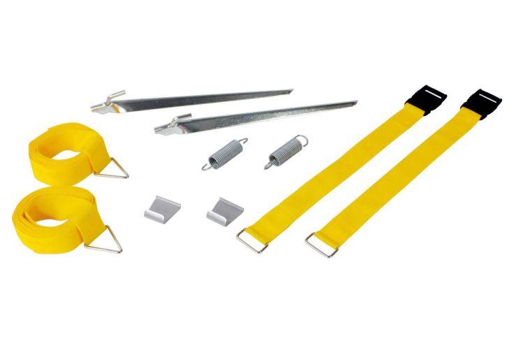 Zwei lange gelbe Gurte mit schwarzen Enden, zwei aufgerollte gelbe Gurte mit Metallhaken, zwei lange silberne Metallstreben mit gebogenen Enden, zwei kleine silberne rechteckige Halterungen und drei kleine silberne zylindrische Metallstücke auf weiße