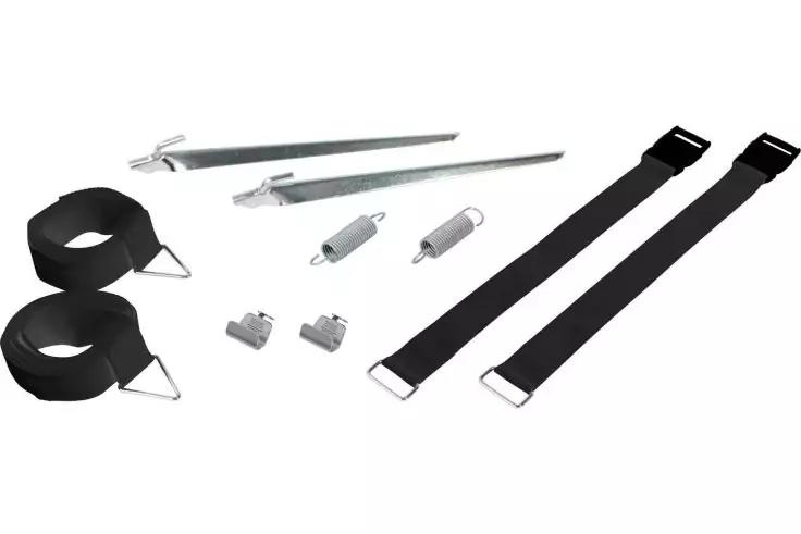 Zwei lange schwarze Stoffriemen mit rechteckigen Metallschlaufen, zwei aufgerollte schwarze Riemen mit dreieckigen Metallhaken, zwei lange silberne spitze Metallstäbe mit Ösen, zwei kleine zylindrische Metallteile und zwei kleine rechteckige Metallkl