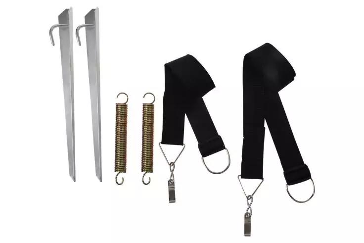 Zwei metallische Erdspieße, zwei Metallfedern und zwei schwarze Gurtbänder mit Metallringen und Clips auf weißem Hintergrund