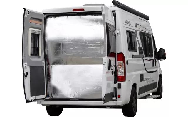 R&uuml;ckansicht eines wei&szlig;en Wohnmobils mit offenen Heckt&uuml;ren und einer silbernen, reflektierenden Folie im Innenraum