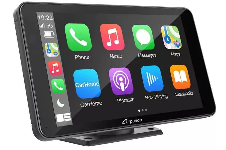 Schwarzes rechteckiges Touchdisplay auf Halter, Bildschirm zeigt Uhrzeit 10:22, 5G-Symbol und farbige App-Symbole beschriftet Phone, Music, Messages, Maps, CarHome, Podcasts, Now Playing, Audiobooks