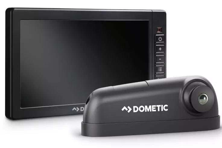 Schwarzes Ger&auml;t mit gro&szlig;em Monitor links und zylindrischem Geh&auml;use mit Dometic-Logo rechts vorn