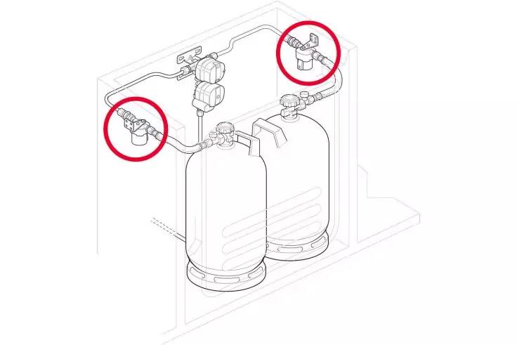 Zwei stehende zylindrische Beh&auml;lter auf Sockeln, verbunden durch Rohrleitungen, zwei Rohrarmaturen rot umkreist