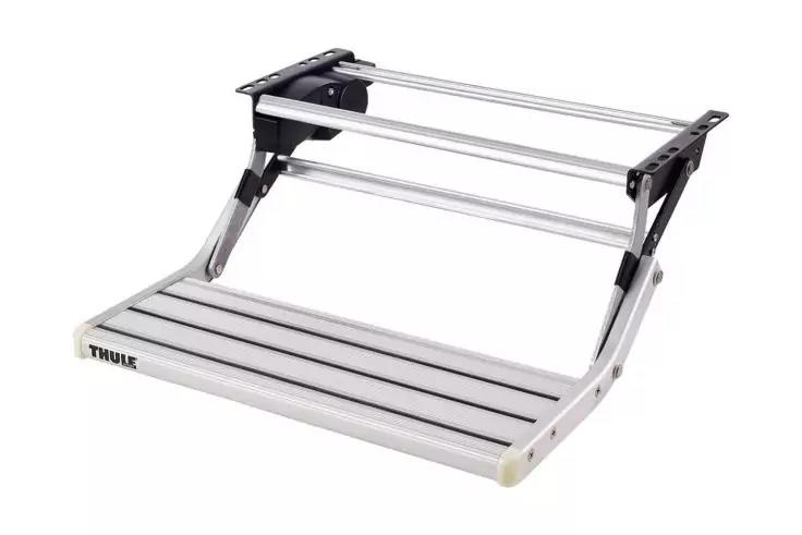 Silbernes Metallgestell mit drei parallel verlaufenden Aluminiumstangen über einer flachen, geschlitzten Plattform, schwarzen Kunststoffgelenken und dem Schriftzug "Thule" vorne links