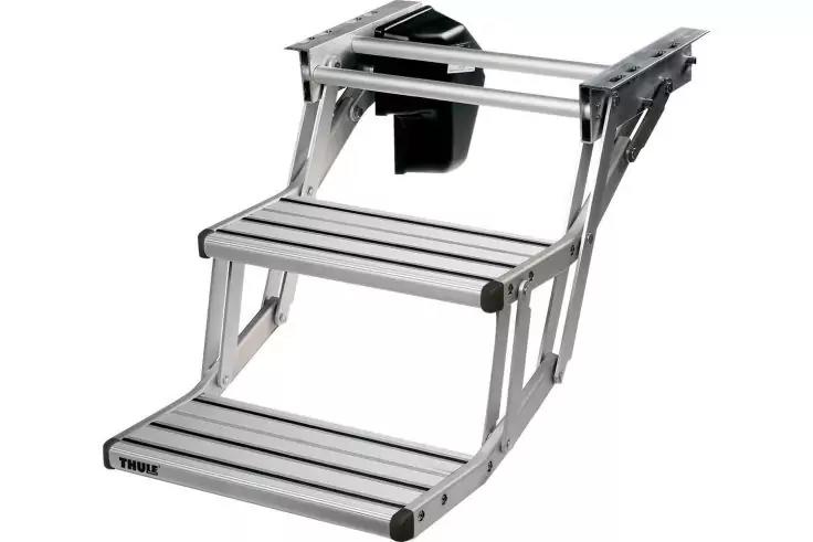 Zweistufige klappbare Aluminium-Trittleiter mit Metallrahmen, Montagehalterung und sichtbarem "Thule"-Logo