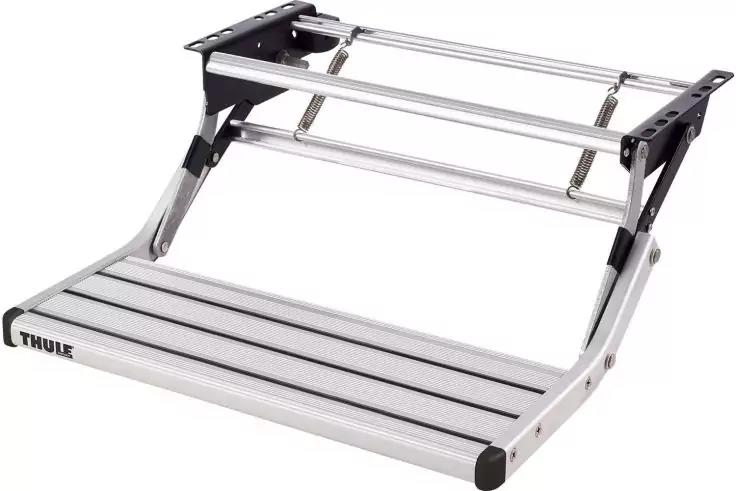 Silbernes, klappbares Metallgestell mit breiter Plattform, zwei parallelen runden Querstreben, schwarzen Kunststoffverbindern und sichtbarem 'THULE'-Logo