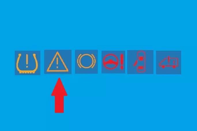 Sechs quadratische Icons in einer Reihe auf hellblauem Hintergrund; ein roter Pfeil zeigt auf das zweite Icon, ein gelbes Dreieck mit Ausrufezeichen