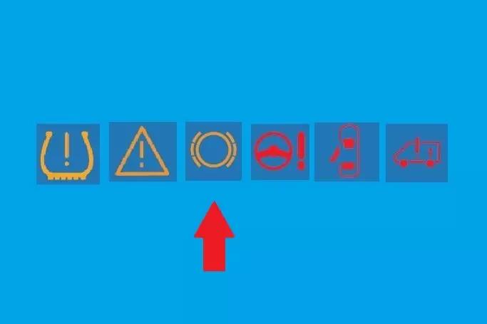 Sechs blaue Quadrate mit gelben/roten Piktogrammen auf hellblauem Hintergrund; roter Pfeil zeigt auf das dritte Quadrat mit einem Kreis aus zwei Ringen