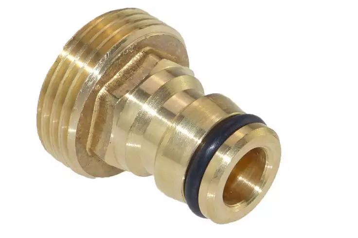 Goldfarbenes Metallst&uuml;ck mit Au&szlig;engewinde an einem Ende und zylindrischem Steckende mit schwarzem O‑Ring, auf wei&szlig;em Hintergrund