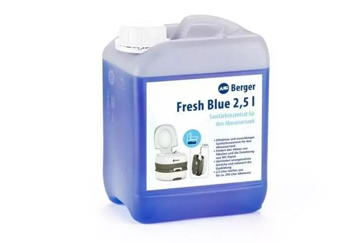 Blauer, durchscheinender 2,5‑Liter-Kanister aus Plastik mit wei&szlig;em Schraubverschluss und wei&szlig;em Etikett mit blauem Rand und Aufschrift "Fresh Blue 2,5 l" sowie kleinen Produktbildern