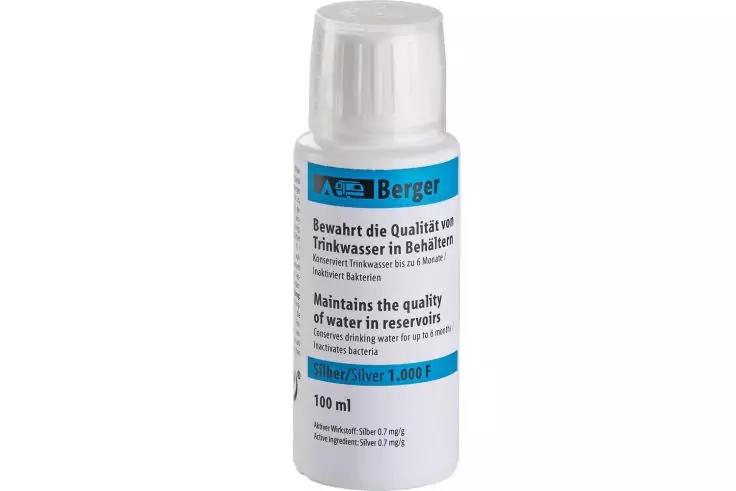 Wei&szlig;e Kunststoffflasche mit Schraubverschluss und blau-wei&szlig;em Etikett mit mehrzeiligem Text