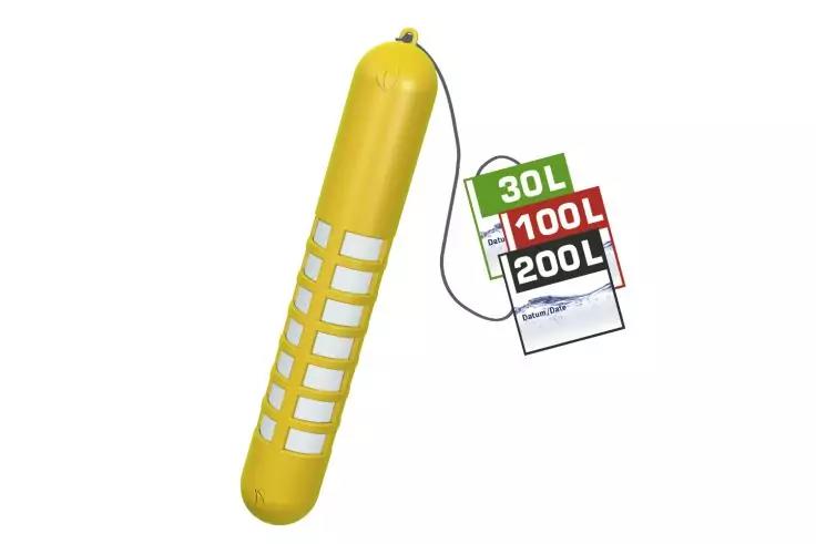 Gelber zylindrischer Gegenstand mit mehreren wei&szlig;en rechteckigen Fl&auml;chen, an einem schwarzen Seil ein Etikett mit farbigen Feldern und den Aufschriften 30L, 100L, 200L, wei&szlig;er Hintergrund