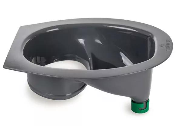 Grauer, gl&auml;nzender Kunststoffbeh&auml;lter mit ovaler Mulde, dreieckiger Au&szlig;enform und seitlichem zylindrischem Auslass mit gr&uuml;nem Verschluss auf wei&szlig;em Hintergrund