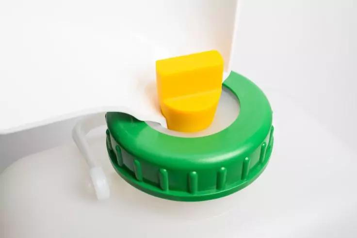 Wei&szlig;er Kunststoffkanister mit gr&uuml;nem, geriffeltem Schraubverschluss und gelbem rechteckigem Kunststoffteil