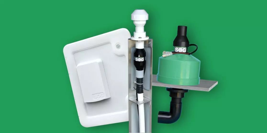 Wei&szlig;e vertikale Rohrleitung mit schwarzem Zylinder und wei&szlig;er Kappe; links wei&szlig;e rechteckige Abdeckung; rechts gr&uuml;ner runder Beh&auml;lter auf Halterung mit schwarzem gebogenem Rohr; gr&uuml;ner Hintergrund