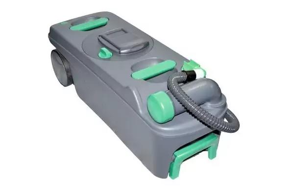 Grauer, l&auml;nglicher Kunststoffgegenstand auf zwei sichtbaren R&auml;dern mit gr&uuml;nen Akzenten, Griffen und flexiblem grauen Schlauch