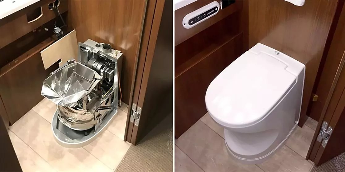 Links offenes Holzfach mit zusammengefaltetem Metallmechanismus und Kunststoffteilen auf einer Bodenplatte; rechts geschlossene wei&szlig;e Toilette auf Fliesenboden neben Holzwand und Bedienfeld