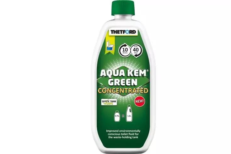 Wei&szlig;e Kunststoffflasche mit gr&uuml;nem Etikett, gr&uuml;nem Verschluss und der Aufschrift 'Thetford Aqua Kem Green Concentrated' auf dem Etikett