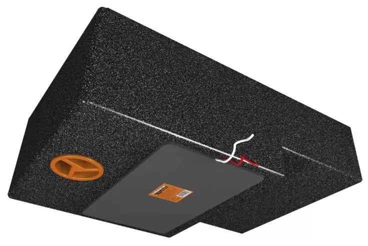 Schwarzer rechteckiger Schaumstoffblock mit k&ouml;rniger Oberfl&auml;che, links ein rundes orangefarbenes Element, mittig eine flache graue Platte mit kleinem orangefarbenem Etikett, oben rote und wei&szlig;e Kabel mit rotem Steckverbinder